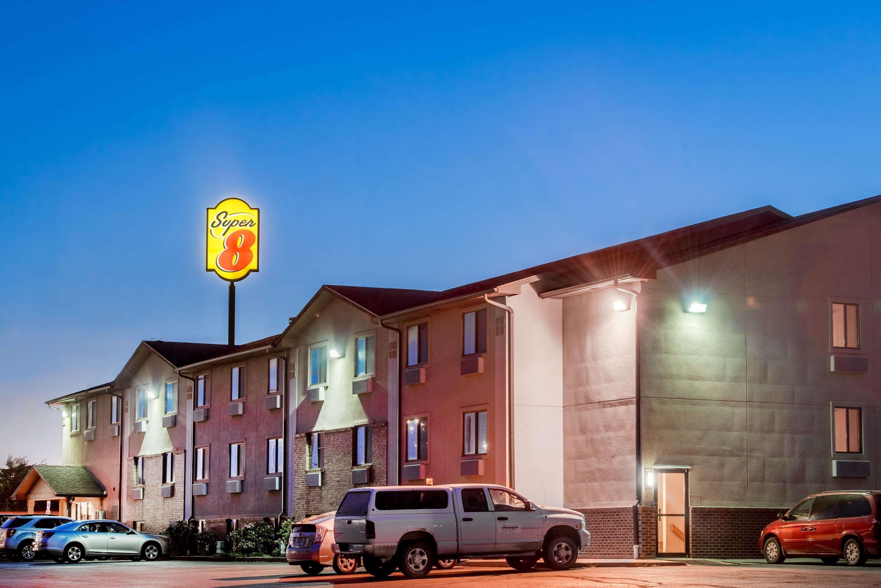 Super 8 By Wyndham Abilene Ks Hotel Exterior photo